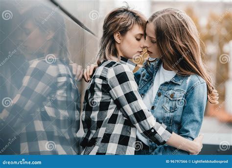 lesbian kissing pirn